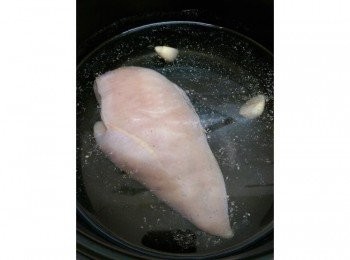 step2: <a href="https://bit.ly/3EZL8dD" target="_blank" data-keyword="雞胸" class="guide-link"><strong>雞胸</strong></a> <span style="display:inline-block;vertical-align:middle;margin-top:-3px;color:initial;border-radius:3px;padding:2px 3px;font-size:12px;line-height:14px;background:#87d300;color:#fff;">即買</span> 肉放進鍋子裡裝進清水蓋過，丟進一瓣蒜頭（切半），胡椒粉少許，鹽巴一小匙，白米酒兩大匙。鍋子蓋上蓋子大火煮開至滾，滾後繼續煮10分鐘。然後熄火鍋子放置一旁不要打開蓋子，繼續燜10分鐘，這樣<a href="https://bit.ly/3EZL8dD" target="_blank" data-keyword="雞胸" class="guide-link"><strong>雞胸</strong></a> <span style="display:inline-block;vertical-align:middle;margin-top:-3px;color:initial;border-radius:3px;padding:2px 3px;font-size:12px;line-height:14px;background:#87d300;color:#fff;">即買</span> 肉就會保持水分濕潤多汁不會變得乾巴巴難以入口