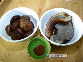 step1: 花菇洗淨浸泡過夜，去蒂，再浸幾小時，留浸菇水。
海參解凍(退冰)，用剪刀由海參末端開始向上剪開，把裏面的內臓撤底清除，用水沖淨，切成大塊。