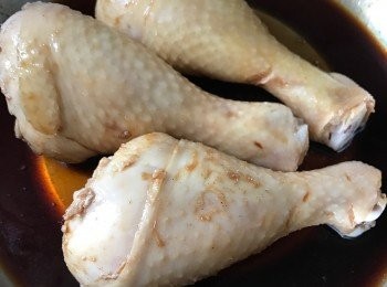 step2: 再把已凖備好調味淋在雞上