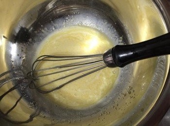 step2: 奶油先加熱融化，加入鮮奶和融化的奶油拌勻