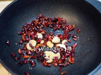 step3: 鍋子清洗乾淨.起油鍋小火拌炒乾辣椒.大蒜.(喜麻可在此時加入花椒粒)