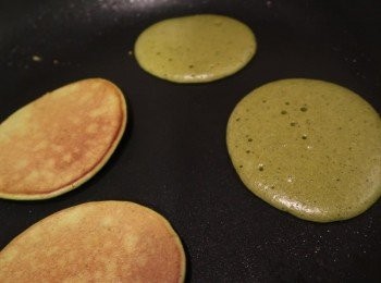 step6: 將平底鍋抹上一點點奶油，油溫穩定後，用湯勺倒一點點麵糊，煎至表面冒泡，即可翻面，待幾秒鐘後，取出備用。