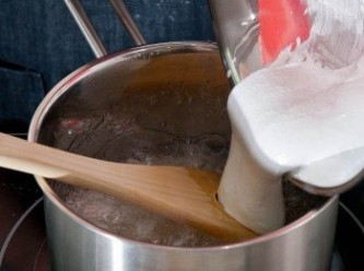 step5: 糖膠關火後依序倒入蛋白霜,牛油,奶粉，用大木匙不停攪伴均勻呈乳白色稠身糖果漿