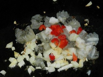 step5: 再加入辣椒拌炒後，加入一大匙酒跟一大匙水，再少許鹽調味