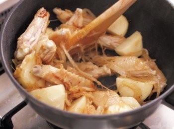 step6: 維持大火放入馬鈴薯，快速拌炒讓 馬鈴薯表面都沾上油。