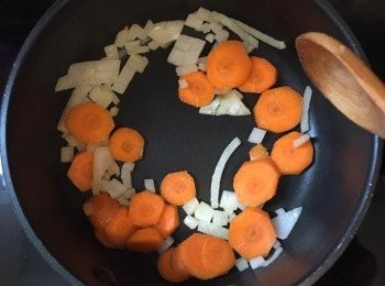 step2: 熱鍋下油先炒香洋蔥粒，後下甘筍粒炒腍放涼備用，