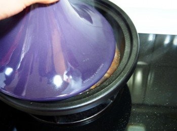 step11: 11.蓋上蓋子小火燉煮30分鐘後，關火。悶4小時左右，開蓋，開火，收一點汁，讓醬汁濃稠一點，即可享用。 (悶上一個晚上，隔天吃味道更棒)