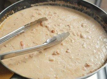 step4: 醬汁煮沸後，下淡忌廉拌勻（份量隨自己喜歡），再煮一分鐘