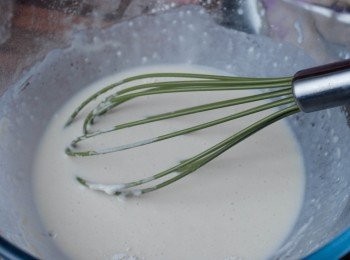 step1: 將雞蛋，糖，溶化牛油，麵粉，牛奶拌勻
