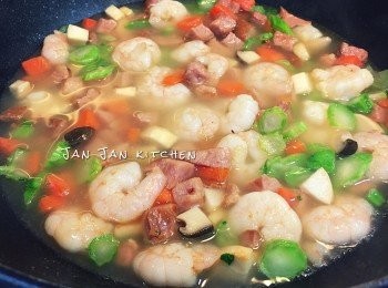 step4: 加入調味料煮滾，收中火煮2-3分鐘待材料軟身，試味。