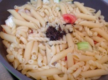 step3: 義大利麵（先煮熟、橄欖油拌勻） 加松露醬、塩