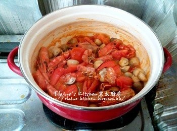 step6: 煲內加入少許油燒熱 , 將蝦頭蝦殼爆香 , 再加入蕃茄 , 草菇 , 冬陰功醬拌勻炒香