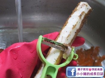 step2: 鮮淮山去皮後會有滑潺潺嘅黏液，所以就要戴上手套處理，如果唔係就會痕到冇朋友。我就係之前試過中招，勁痕左大半日都唔得，所以真係記得要小心呀~