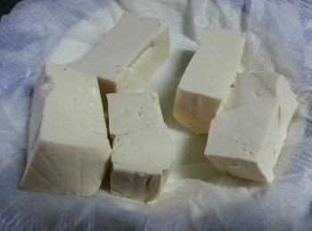 step2: 將豆腐用廚房紙索乾水份