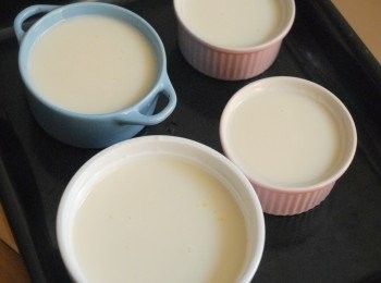 step5: 將蛋液用篩過濾，倒入烤杯內