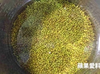 step1: 綠豆放入內鍋，將綠豆洗淨後，加水（乾綠豆：水＝1：2），放冰箱冷藏室泡一天。