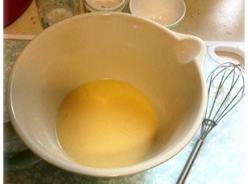 step1: 在大碗內放入雞蛋和牛奶，打發均勻，再加入砂糖打發均勻。將牛油溶化。然後加進蛋漿內攪拌。