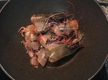 step4: 鍋燒熱，倒入適量橄欖油，下蝦頭和蝦殼炒香。