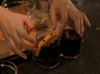 step8: 插上玉桂枝及切橙果片略作裝飾上桌飲用