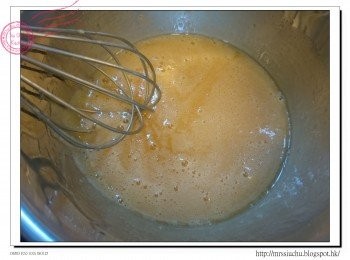 step4: 分3次逐少加入蛋液, 打勻。小火加熱至約40度至糖溶化。(注意溫度不可太高)