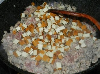 step3: 加入切丁的豆干快炒