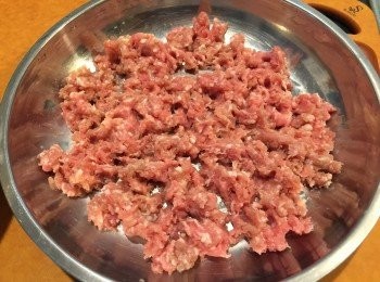 step3: 將豬肉碎平均鋪在不鏽鋼碟上
