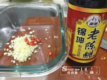 step1: 1) 貓耳朵先煮熟，大約煮3分鐘，隔水浸冰水準用，蒜蓉，紅椒剁碎