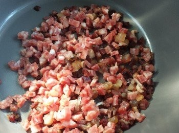 step1: 將所有臘肉、臘腸、蝦粉等先蒸熟，待冷後切小粒