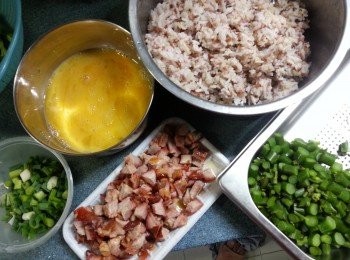 step3: 預備好所有材料:紅米飯煮飯時水份比平時少少許,蔥及义燒切粒