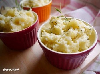 step6: 評比--&gt;> 1號加了焦化奶油的薯泥，媽咪我最喜歡，還帶有淡淡的榛果風味，很特別~ 2號加了牛奶的薯泥，看起來軟滑美麗，較具水感及天然奶味的香氣，口感也是非常的入口即化! 3號鮮奶油，口感的持久度高，鮮奶油口味帶著像是甜點般的香甜風味!