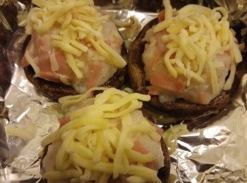 step6: 假如焗盆內還有水份請先倒掉,然後將芝士碎加上墨魚膠上。