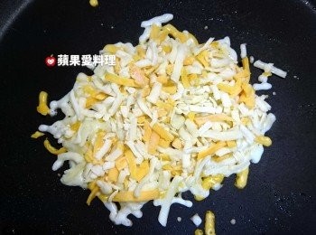 step7: 同一平底鍋，放入乳酪絲。