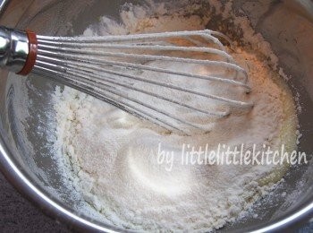 step3: 篩入低筋粉和泡打粉