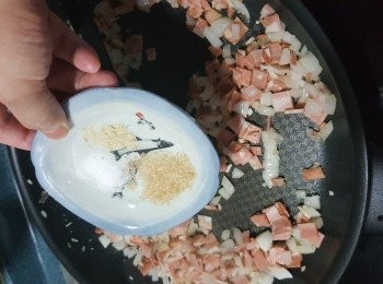 step7: 加入調味料:鹽半茶匙,白胡椒粉1/4茶匙,砂糖1茶匙炒勻