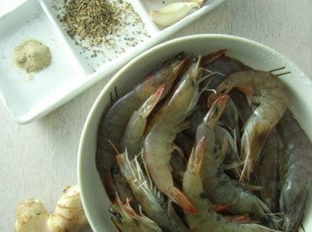 step1: 白蝦剪去鬚與尖刺，拌入蒜末與米酒略醃。