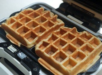 step6: 鬆餅機加熱時可邊檢查是否已經上色(金黃色)。