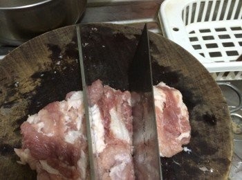 step1: 先將豬肉洗淨，切片，挅成肉碎，加入調味料待用