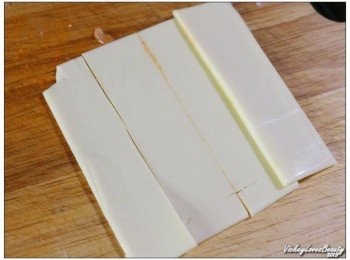 step3: 起司片，先切成細長條或是小方片狀備用