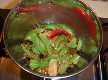 step2: 取小鍋子,倒入所有調味料,蒜碎及辣椒煮滾,收乾八成時先放入步驟1的莖.微軟續放入步驟1的葉片拌勻.