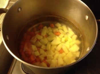 step4: 大火煲滾1700ml水 （大概3.5碗大湯碗），先落薯仔粒和甘荀粒