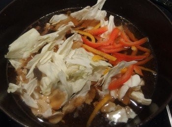 step11: 放入一半的<span class="group_4">配菜</span>並將湯汁再次煮滾。