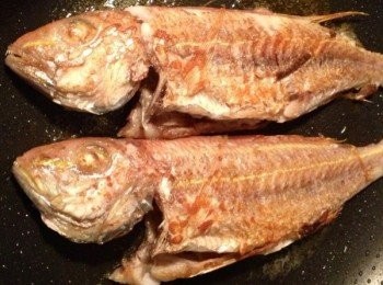 step3: 翻過另一面，慢慢煎，魚皮會更酥脆些。