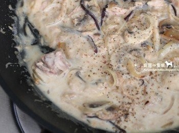 step5: 白醬塊溶解後再開火，將所有材料拌勻，加入適量黑胡椒粒調味，即完成白醬鮪魚餡。