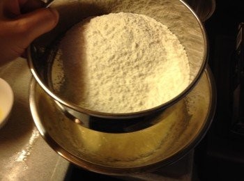 step3: 篩入低筋麵粉和泡打粉, 用膠刀攪勻