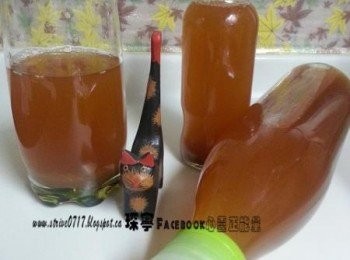 step4: 凍後倒入玻璃器皿內，然後將渣榨壓，可以榨多半杯，這杯才是精華，哈哈哈