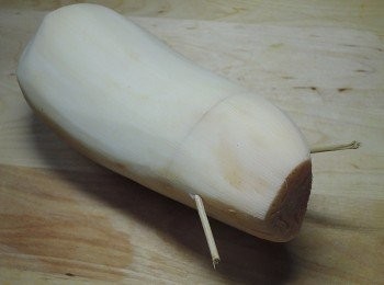 step4: 接著就用牙籤固定住切面，短的那一面是不填米的，因為米飯煮熟會有膨脹作用喔!!