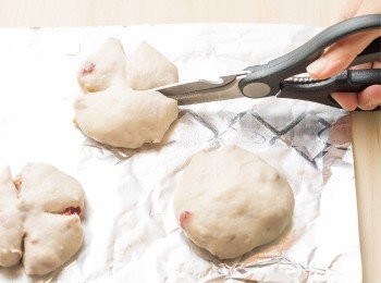 step25: 二次發酵結束後，用料理剪刀在麵團剪出4 個切口，並用噴霧器噴上一點水。