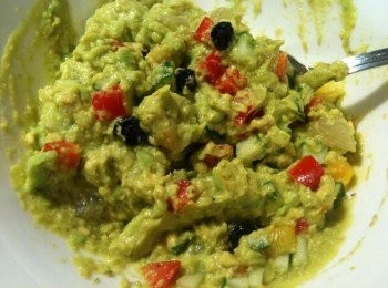 step1: 【<span class="group_2">蔬果酪梨抹醬</span>】作法：紅椒、黃椒、柚子和小黃瓜等，都切丁。取出一個碗，將酪梨放入，用湯匙壓成泥。將紅椒丁、黃椒丁、柚子丁和小黃瓜丁等放入，再放入藍莓乾，淋入和風昆布醬油和蜂蜜，擠入檸檬汁，再灑上黑胡椒、白胡椒、義大利香料和鹽，用湯匙攪拌均勻，抹醬就完成囉。