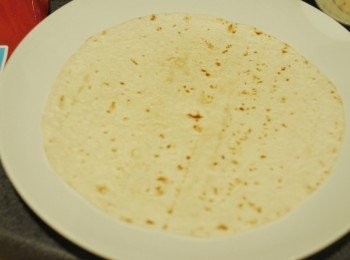 step1: 墨西哥薄餅Tortilla 可買現成的，自製的食譜可到＞http://cook1cook.com/recipe/13087