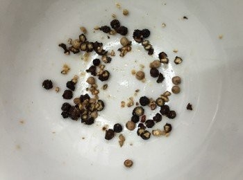 step2: 黑胡椒粒搗爛